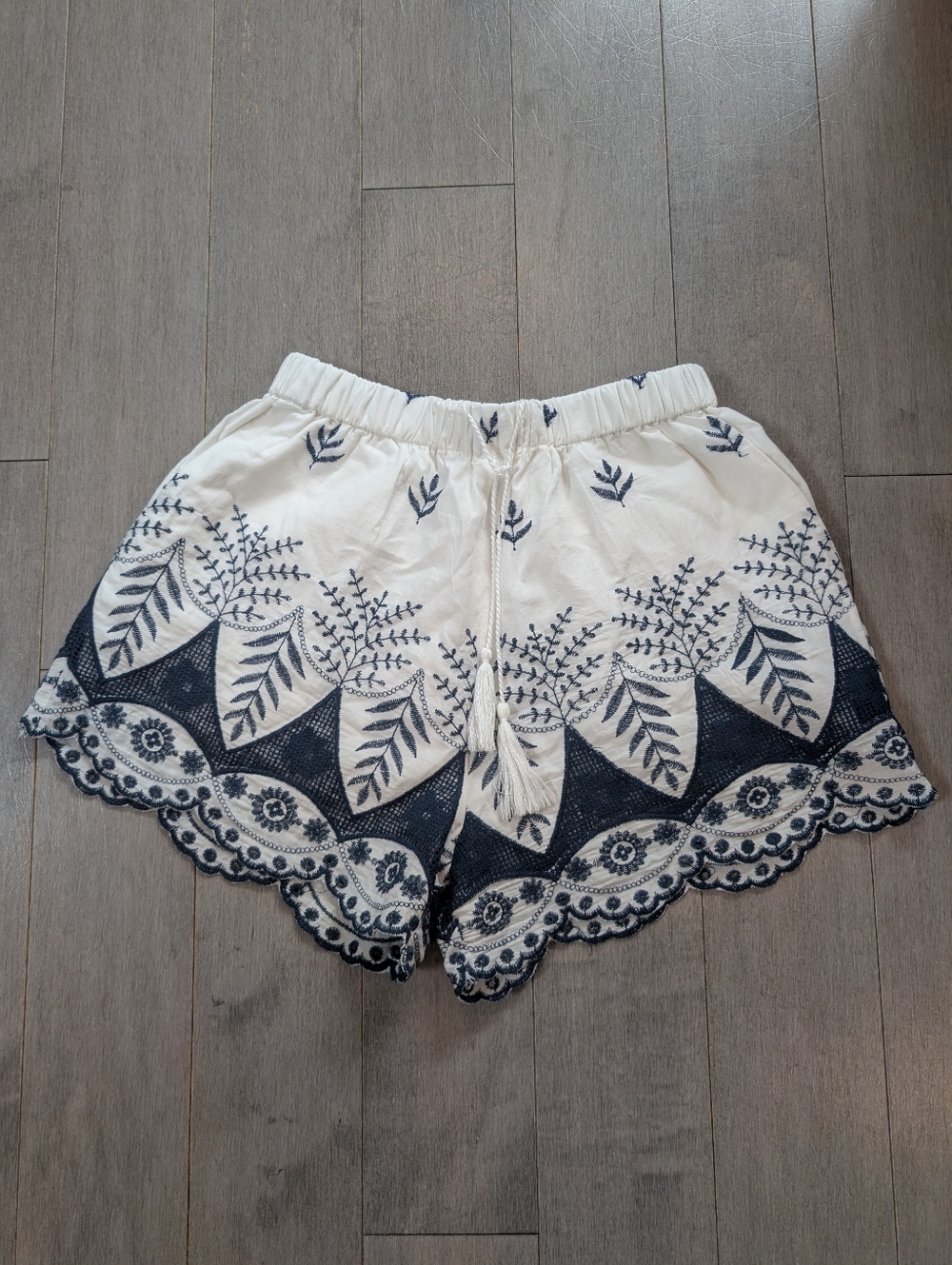 Seven Wonders White Blue Embroidered Shorts Size 6